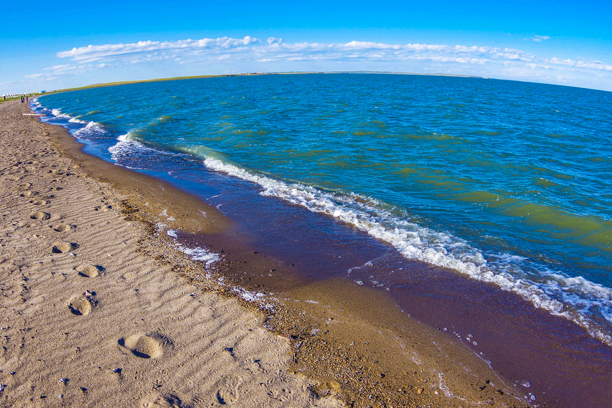 呼伦湖又名呼伦池,达赉湖,达赉诺尔,与贝尔湖互为姊妹湖.